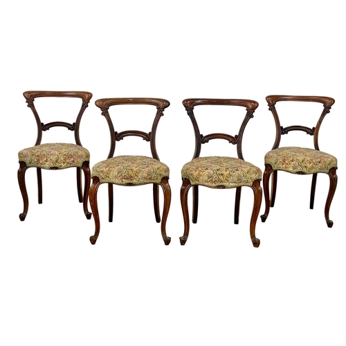 929 - A set of 4 Victorian rosewood balloon back chairs, on cabriole legs. Circa 1860-1880.