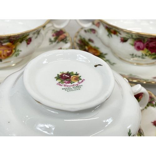 661 - 10 Royal Albert Old Country Roses soup bowls and 8 saucers.