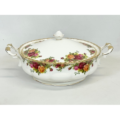 663 - A quantity of Royal Albert Old Country Roses dinnerware. 12 salad plates 20.5cm, a tureen 29cm, 12 s... 