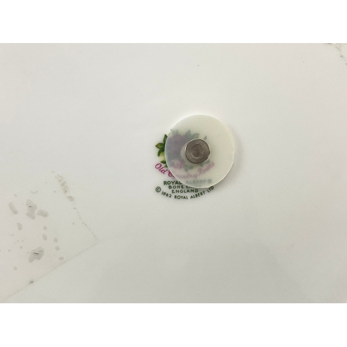 662 - A Royal Albert Old Country Roses cake stand. 26 x 22cm