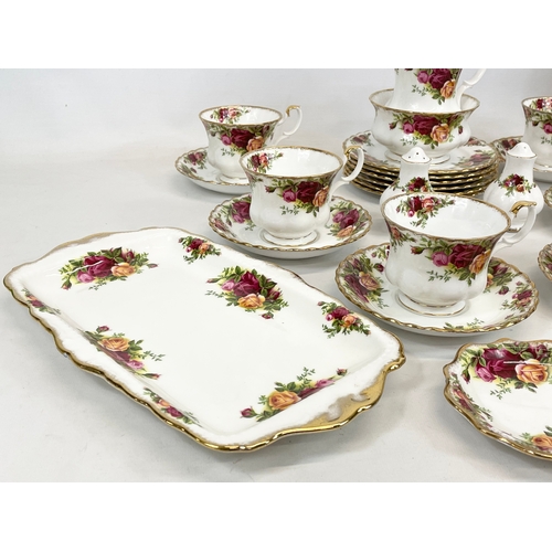 648 - A 32 piece Royal Albert Old Country Roses tea and dinner set. 6 salad plates, 6 sandwich plates, 6 c... 