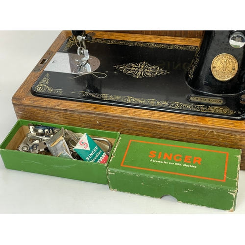 206 - A vintage Singer Sewing machine. Y8909064. 44 x 20 x 32cm