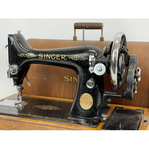 206 - A vintage Singer Sewing machine. Y8909064. 44 x 20 x 32cm