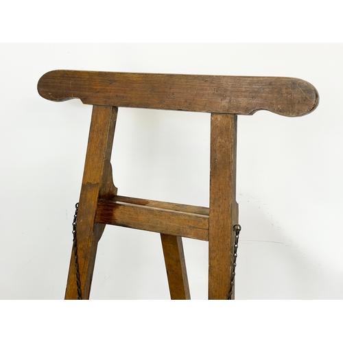 223 - An early 20th century easel. 1900-1920. 93cm