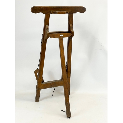 223 - An early 20th century easel. 1900-1920. 93cm