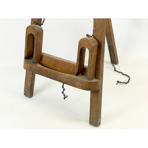 223 - An early 20th century easel. 1900-1920. 93cm