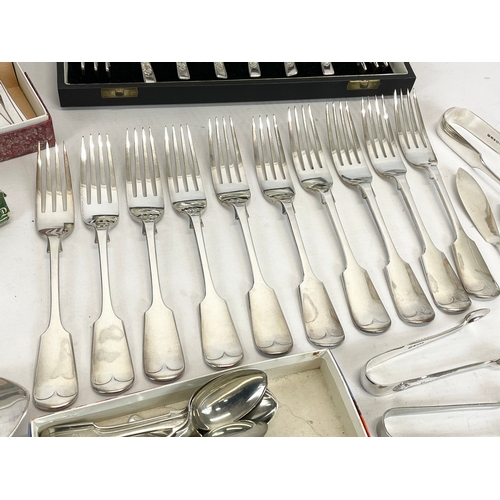 734 - A quantity of good quality 19th and early 20th century silver plated cutlery.