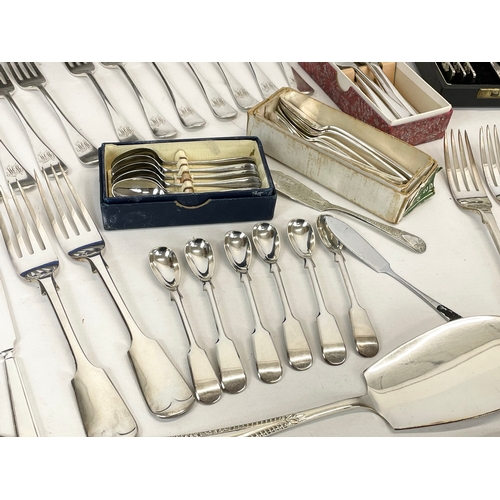 734 - A quantity of good quality 19th and early 20th century silver plated cutlery.