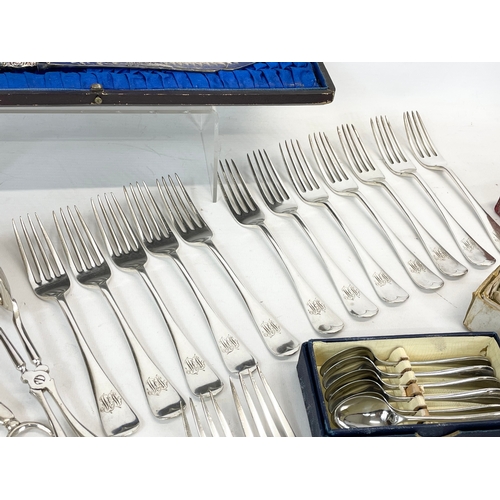 734 - A quantity of good quality 19th and early 20th century silver plated cutlery.