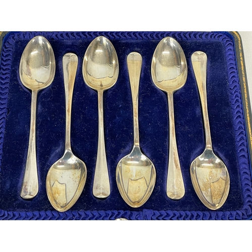 608 - A set of 6 silver spoons in case. Sheffield. 94 grams. 1919.