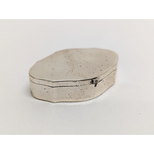 633 - A silver pill box, 23.6 grams