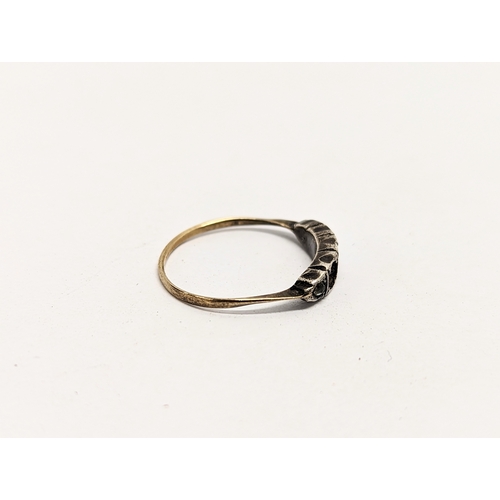 635 - A 9ct gold and silver ring, 1.3 grams