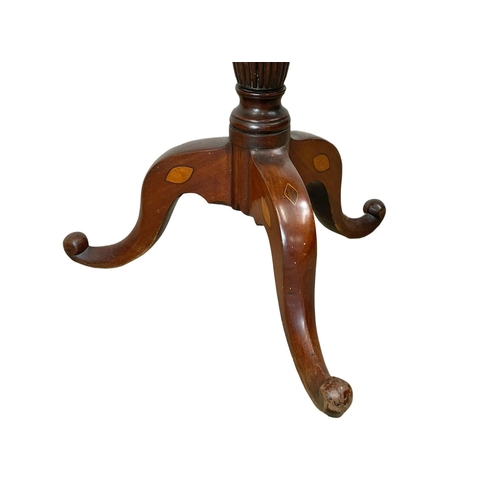 814 - A George IV inlaid mahogany metamorphic pedestal table. Closed 61 x 45 x 67.5cm. Open 90.5cm