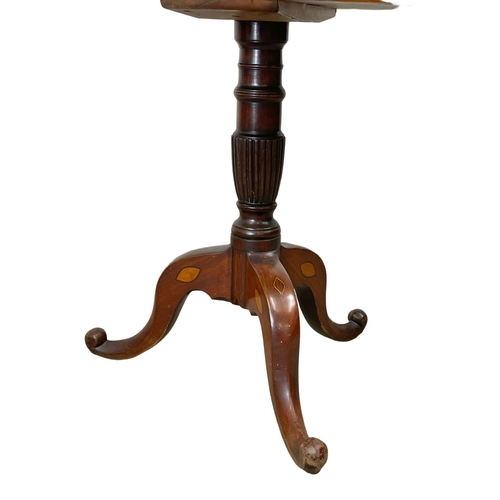 814 - A George IV inlaid mahogany metamorphic pedestal table. Closed 61 x 45 x 67.5cm. Open 90.5cm