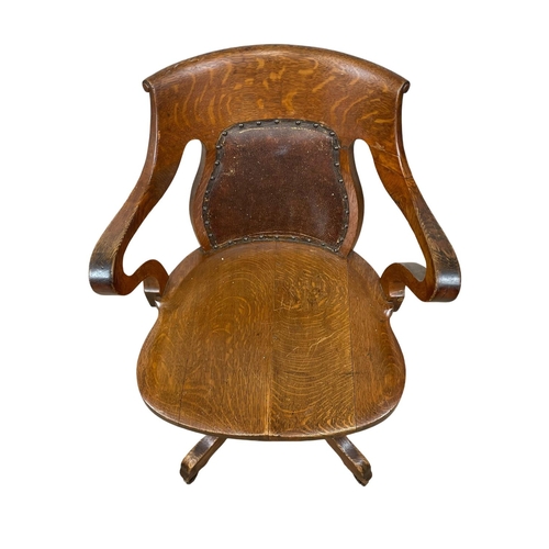 817 - A late Victorian / Edwardian oak swivel desk chair, from Hewetson, Milner & Thexton LTD London. Circ... 