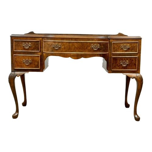 847 - An early to mid 20th century walnut writing desk, in the Georgian style. 1930-1950. 104.5 x 50 x 77.... 