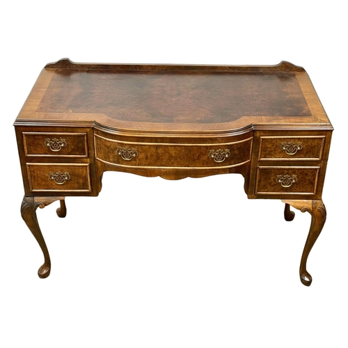 847 - An early to mid 20th century walnut writing desk, in the Georgian style. 1930-1950. 104.5 x 50 x 77.... 