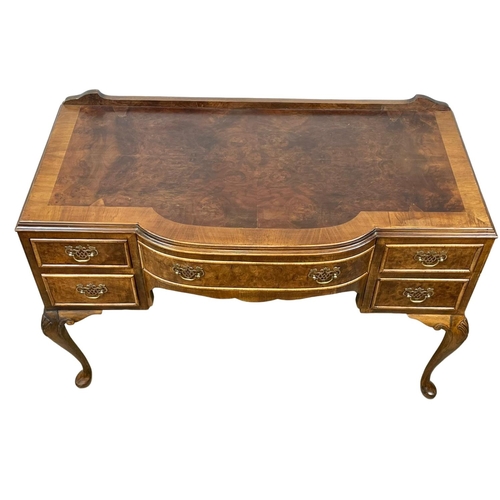 847 - An early to mid 20th century walnut writing desk, in the Georgian style. 1930-1950. 104.5 x 50 x 77.... 