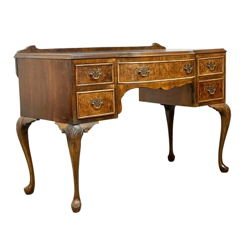 847 - An early to mid 20th century walnut writing desk, in the Georgian style. 1930-1950. 104.5 x 50 x 77.... 