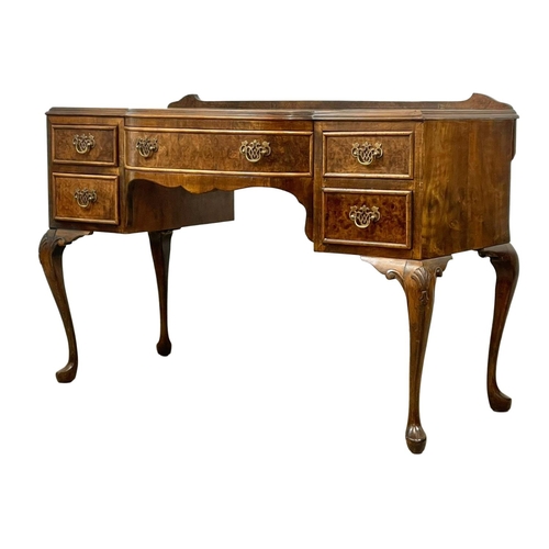 847 - An early to mid 20th century walnut writing desk, in the Georgian style. 1930-1950. 104.5 x 50 x 77.... 