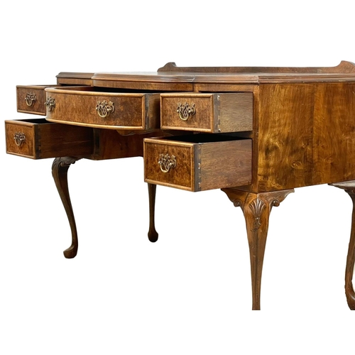 847 - An early to mid 20th century walnut writing desk, in the Georgian style. 1930-1950. 104.5 x 50 x 77.... 