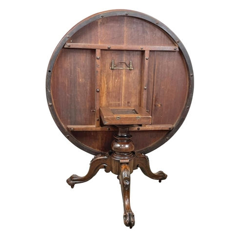 875 - A Victorian carved mahogany tilt top pedestal breakfast / dining table. Circa 1860. 120 x 74cm