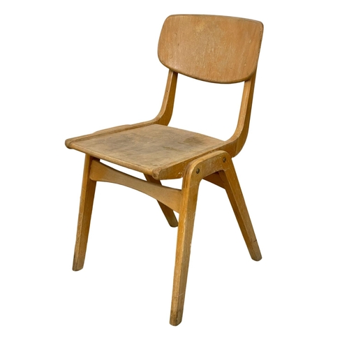 954 - A set of 4 vintage stacking chairs.