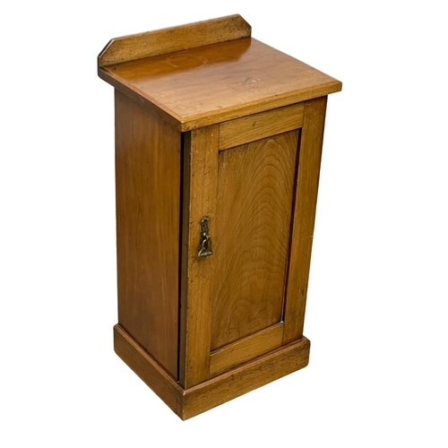 982 - An Edwardian walnut pot cupboard / bedside. 38 x 31 x 76cm