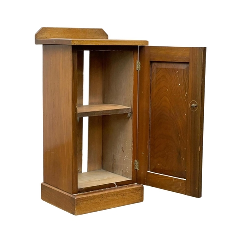 982 - An Edwardian walnut pot cupboard / bedside. 38 x 31 x 76cm