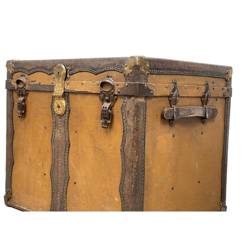 990 - A good quality late 19th century leather and brass bound travellers trunk. By Drucker & Co m. USA. 6... 