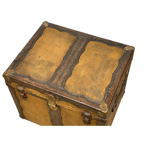 990 - A good quality late 19th century leather and brass bound travellers trunk. By Drucker & Co m. USA. 6... 