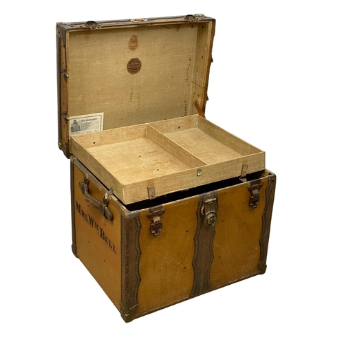 990 - A good quality late 19th century leather and brass bound travellers trunk. By Drucker & Co m. USA. 6... 