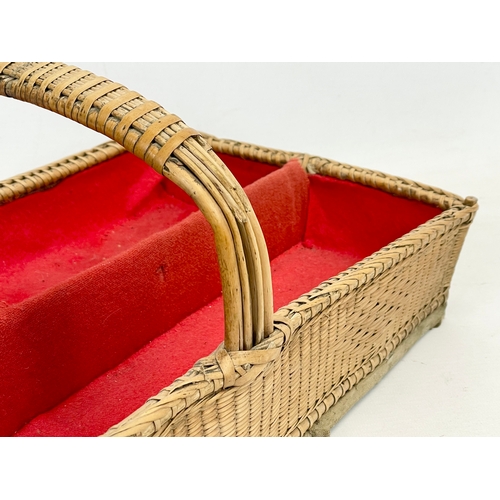 70 - A 1930’a wicker tray with handle. 41 x 22 x 17cm