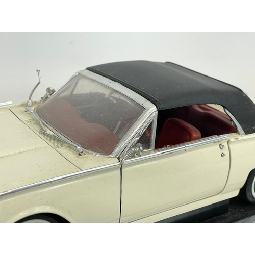 135 - A good quality model car. 1962 Ford Thunderbird Sports Roadster. Welly.  36cm