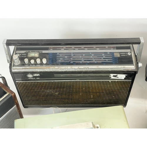 189 - A collection of vintage radios. Hitachi T-635S, Hacker Hunter Radio LTD VHF, Vega Spidola, Grundig M... 