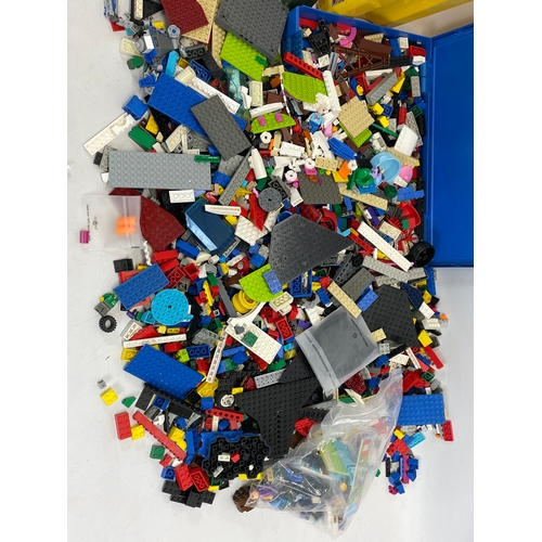 196C - A large quantity of LEGO.