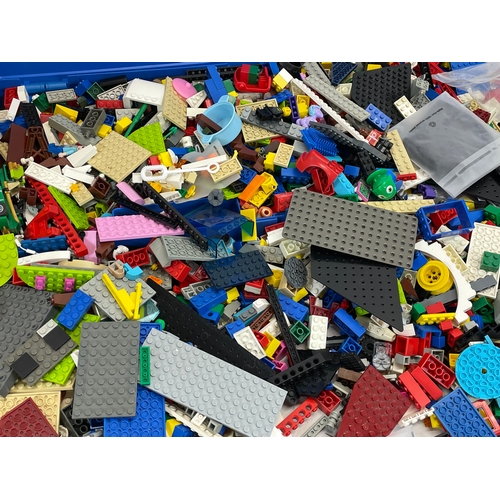 196C - A large quantity of LEGO.