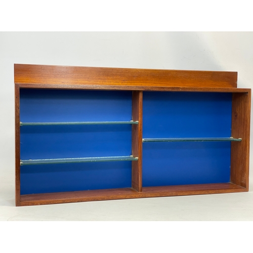278 - A Mid Century wall mounted shelving unit with glass shelves. 92x12x49cm