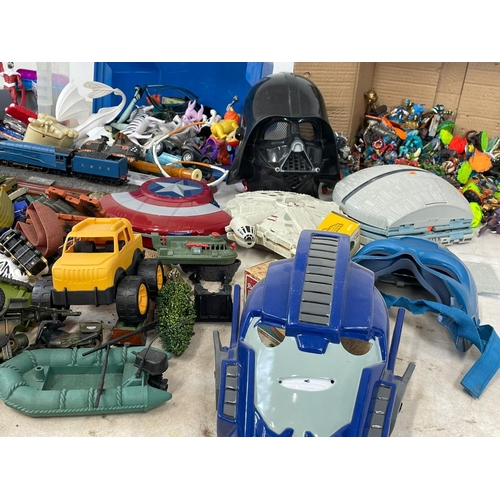 196R - A large good collection of toys. Including Transformers, Star Wars, Marvel, plastic toy soldiers, Ac... 