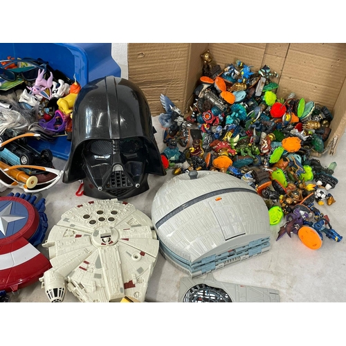 196R - A large good collection of toys. Including Transformers, Star Wars, Marvel, plastic toy soldiers, Ac... 