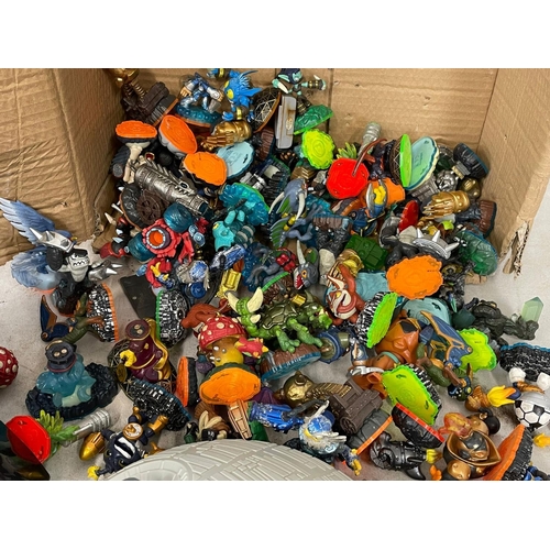 196R - A large good collection of toys. Including Transformers, Star Wars, Marvel, plastic toy soldiers, Ac... 