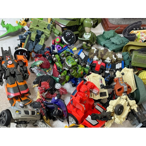 196R - A large good collection of toys. Including Transformers, Star Wars, Marvel, plastic toy soldiers, Ac... 