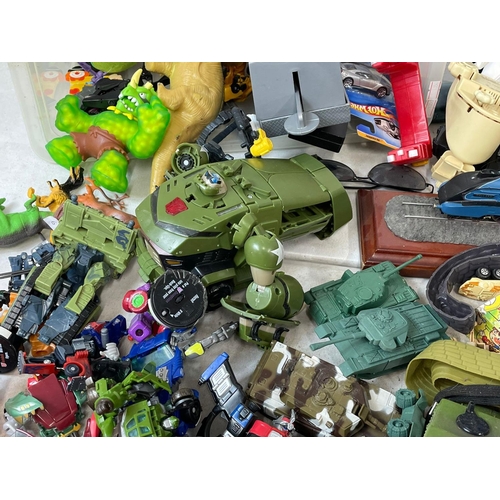 196R - A large good collection of toys. Including Transformers, Star Wars, Marvel, plastic toy soldiers, Ac... 