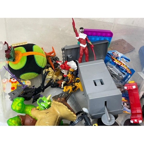 196R - A large good collection of toys. Including Transformers, Star Wars, Marvel, plastic toy soldiers, Ac... 