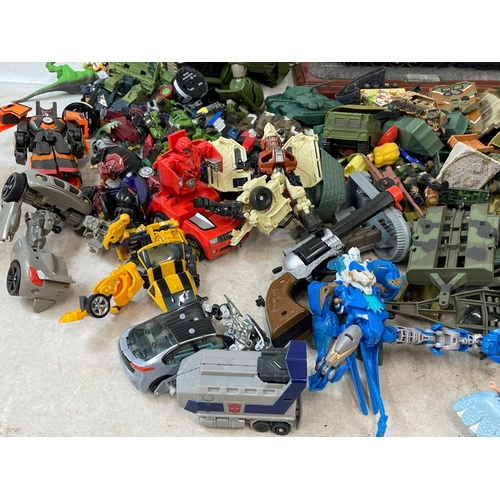 196R - A large good collection of toys. Including Transformers, Star Wars, Marvel, plastic toy soldiers, Ac... 