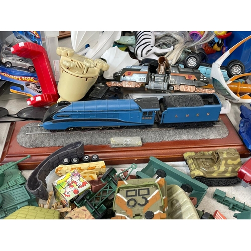 196R - A large good collection of toys. Including Transformers, Star Wars, Marvel, plastic toy soldiers, Ac... 