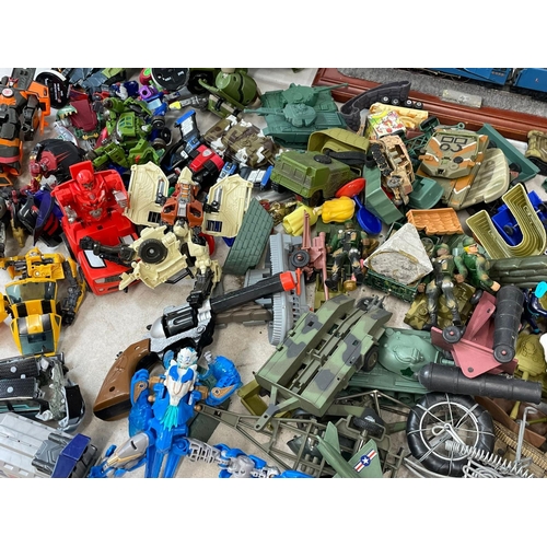 196R - A large good collection of toys. Including Transformers, Star Wars, Marvel, plastic toy soldiers, Ac... 