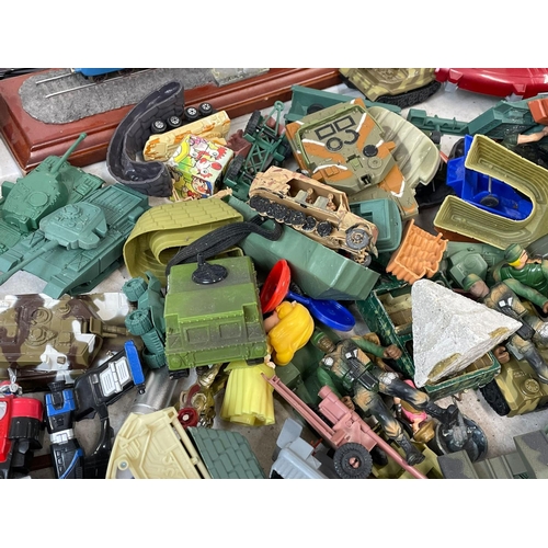 196R - A large good collection of toys. Including Transformers, Star Wars, Marvel, plastic toy soldiers, Ac... 