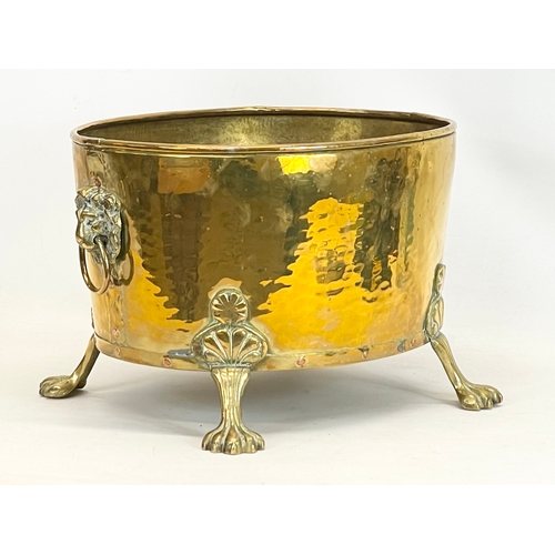 126 - A large good quality early 20th century Georgian style brass coal bucket on paw feet. 48x35x29cm