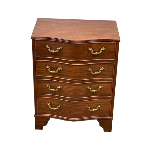 1024 - A small Georgian style mahogany serpentine front chest of drawers. 52 x 35 x 67.5cm